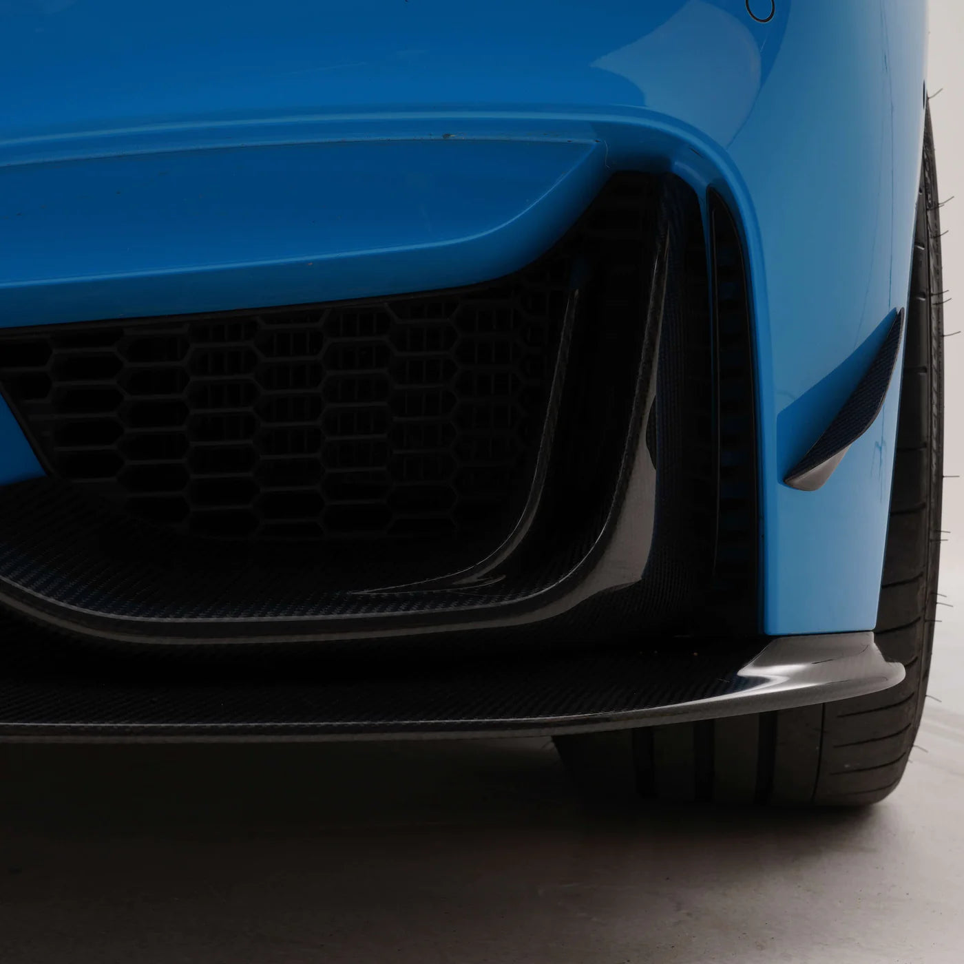 ADRO front bumper air duct covers van carbon voor de M3/M4